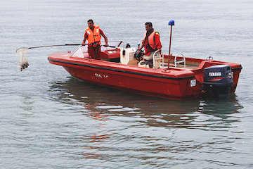 جمع آوری زباله از آب های ساحلی محدوده بندر نوشهر جمع آوری زباله از دریا