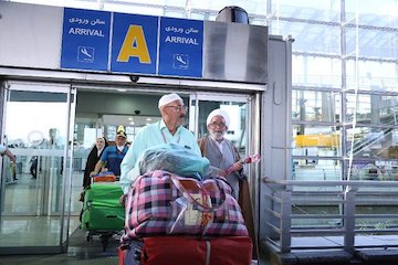 ورود اولین گروه حجاج به فرودگاه بینالمللی امام خمینی (ره) بازگشت حجاج
