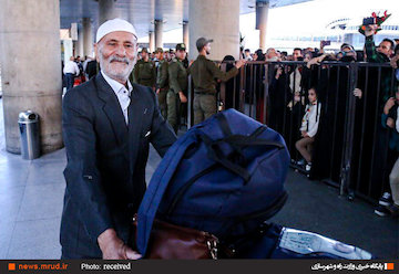 پنجمین روز از عملیات بازگشت حجاج به میهن/بازگشت زائران بیت الله الحرام همزمان با عید غدیر از مدینه وجده به پنج فرودگاه بین المللی کشور ورود اولین گروه حجاج به فرودگاه بینالمللی امام خمینی (ره)