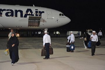 ورود نخستين گروه حاجيان به فرودگاه همدان بازگشت حجاج همدان