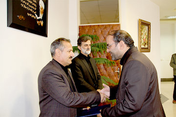 آئین بزرگداشت کارمندان رزمنده هشت سال دفاع مقدس توسط مدیرکل راه وشهرسازی استان اردبیل بزرگداشت