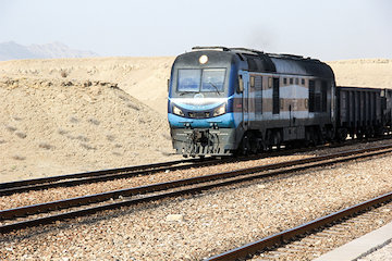 توقف قطار مشهد ، تهران و اصفهان در ایستگاه درز و سایبان لارستان قطار