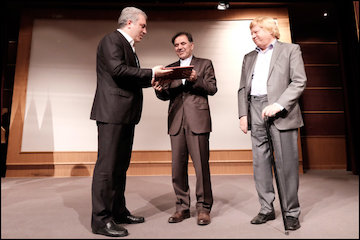 اعطای نشان تعامل میراثفرهنگی به وزیر راه و شهرسازی/ تاکید بر نقش تاثیرگذار آخوندی در حفظ میراث فرهنگیتاریخی کشور تقدیر