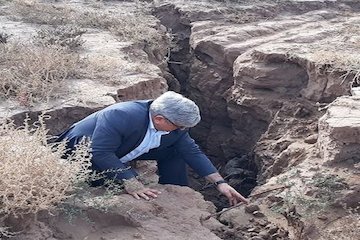هشدار نسبت به آثار مخرب فرونشست زمین در اشتهارد کرج/تاکید بر ورود جدی مسئولان وزارت نیرو، وزارت جهاد کشاورزی و سازمان محیطزیست برای حل مساله فرونشست زمین در اشتهارد