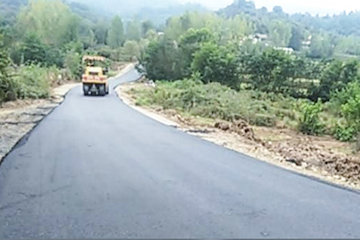 روکش آسفالت گرم راه روستای منقارپی فریدونکنار به طول ۱۳۰۰متر آسفالت