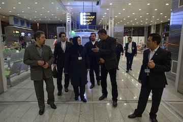 بازدید مدیرعامل ایرانایر از فرودگاه امام خمینی (ره) و گفتوگو با مسافران/ شرفبافی: مسافران از خدمات ایرانایر راضی هستند/ ایرانایر اقدامات بزرگی پیش رو دارد بازدید شرفبافی