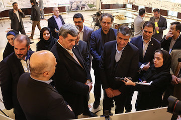 بازدید وزیر راه و شهرسازی و شهردار تهران از نمایشگاه آثار برگزیده مسابقه بازآفرینی و طراحی فضای فوقانی نوین راهآهن تهران- تبریز/ تاکید بر مشارکت حداکثری جامعه حرفهای در برگزاری مسابقه  بازدید