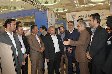 بازدید معاون وزير راه و شهرسازی از غرفه بازآفرينی همدان   بازديد