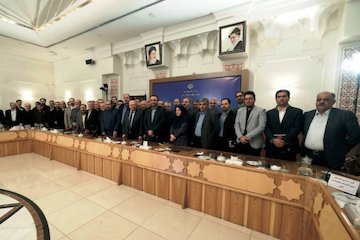جزئیات برگزاری نخستین نشست هماندیشی با روسای تشکلهای صنفی حملونقل کشور/تاکید وزیر راه و شهرسازی بر تعامل و مشارکت حداکثری تشکلهای صنفی است جلسه