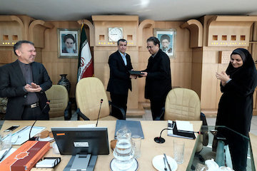 تقدیر رئیس و اعضای شورایعالی شهرسازی از فعالیتهای محمدسعید ایزدی در طول دوران مسئولیت تقدیر