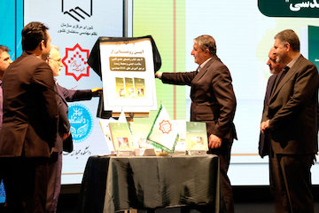 رونمایی از ۳ جلد کتاب راهنمای جامع تامین سلامت، ایمنی و محیطزیست رونمایی