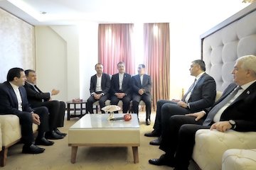 خطوط ترانزیتی ریلی و جادهای بین دو کشور ایران و آذربایجان گسترش مییابد/مشکل گمرک بار همراه اتباع آذربایجانی مسافر نخجوان حل میشود آدربایجان