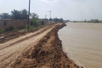 احتمال آب بردگی دو محور استان با توجه به طغیان رودخانهها و حجم بالای سیلاب /  چهار شهر استان خوزستان در معرض آب گرفتگی / برخی مردم در برابر دستور تخلیه شهرها مقاومت میکنند سیل