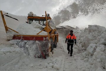 گردنه گله بادوش الیگودرز تا اطلاع ثانوی مسدود است/برف سنگین و کولاک در گله بادوش برفروبی
