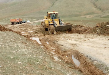 پیمانکار جاده الیگودرز - داران مشخص شد/ ادامه عملیات اجرایی پروژه بعد از تعطیلات گزارش تصویری از تلاش راهداران اعزامی از استان مرکزی به لرستان برای رفع انسداد محور شول آباد- الیگودرز