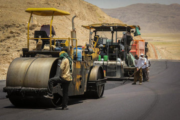 آغاز عملیات روکش آسفالت محور لار - جهرم غلطک