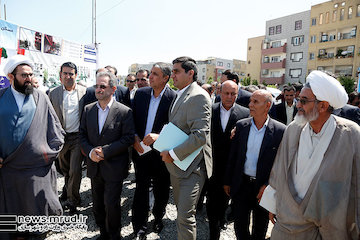 رفع دغدغه زمین، مهمترین اقدام برای تسریع در تولید مسکن است/ آمادگی وزارت راه برای احداث قطار شهری "اندیشه" در صورت تملک اراضی  مراسم کلنگ زنی و احداث دو هزار و نود ونه واحد مسکونی طرح اقدام ملی مسکن در شهر اندیشه