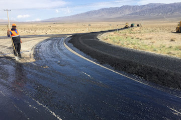 بازسازی و بهسازی ۳۶ کیلومتر راه روستایی شهرستان خاش پخش آسفالت