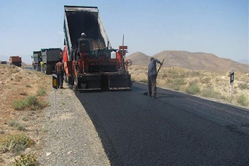 آغاز روکش آسفالت محور کارخانه سیمان نمین به روستای گرده پخش آسفالت