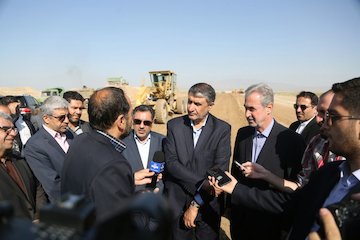 افتتاح ۵۰۰ کیلومتر آزادراه تا پایان دولت دوازدهم / پیشرفت ۹ درصدی احداث آزادراه تبریز-مرند دو ماه پس از آغاز کار/ بهرهبرداری از راهآهن میانه-تبریز تا پایان امسال  وزیر درجمع