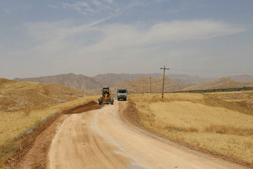 اجرای عملیات شانهسازی در محور روستایی چما- بان ویزه ایلام راه روستایی