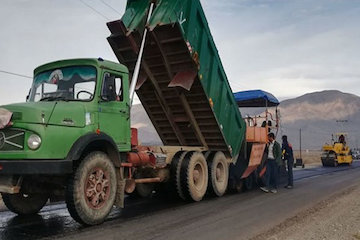 تشریح اقدامات راه وشهرسازی شهرستان قروه در شش ماهه اول امسال پخش آسفالت