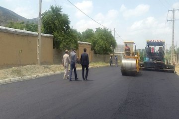 انجام آسفالت داخل روستای گیفان علیا توسط راه و شهرسازی خراسان شمالی غلطک