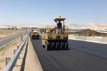 آغاز عملیات اجرای روکش آسفالت تقاطع غیر همسطح ورودی سمنان غلطک