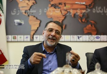 نبود رسانههای اطلاعرسان و بیخبری نقصان به همراه دارد/ وجود منابع معتبر مانع از انتقال اخبار جعلی و شایعه میشود پژمان