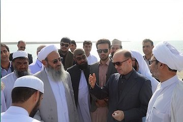 بندر چابهار قابلیت تبدیل شدن به مرکز تخلیه و بارگیری کالا در منطقه را دارد /  بندر چابهار به تجهیزات مدرن مجهز شد بازدید