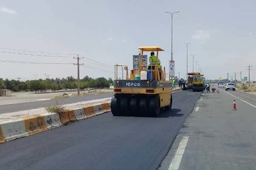براي نخستين بار درجادههای استان كرمان آسفالت گرم بازيافت میشود روکش