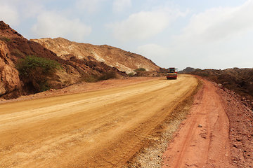 ۱۰ کیلومتر از رینگ جزیره هرمز آماده اجرای آسفالت شد تسطيح راه