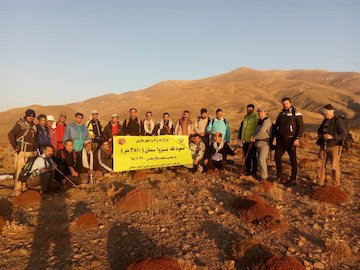 کوهنوردان وزارت راه و شهرسازی قله نیزوا  را فتح کردند گروه کوهنوردی