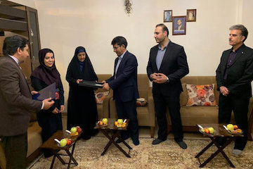 دیدار رئيس مركز تحقيقات راه، مسكن و شهرسازي  با خانواده اولین شهید وزارت مسکن و شهرسازی در شیراز ديدار با خانواده شهدا