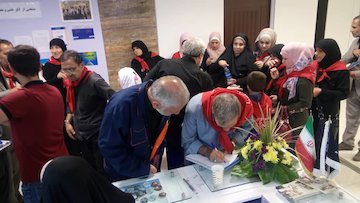 بازدید علاقهمندان به فرهنگ ایثار و شهادت از نمایشگاه حماسهسازان سرافراز بازدید عموم از نمایشگاه دفاع مقدس