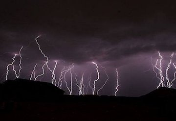 رگبار، رعدوبرق و وزش باد شدید در اکثر استانهای کشور/ افزایش سرعت وزش باد در استانهای سمنان،  خراسان جنوبی، سیستان وبلوچستان، اصفهان، مرکزی و قم رگبار و رعد و برق