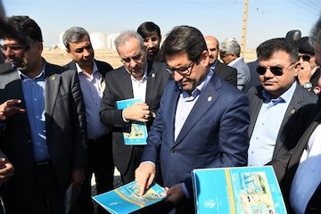 عملیات تخلیه کشتی در بندر امام(ره) شبانه روزی است/  امسال ۹ میلیون تن کالای اساسی از بندر امام خمینی(ره)  تخلیه شد / هر شبانه روز  ۸ هزار تن تخلیه انجام می شود بازدید