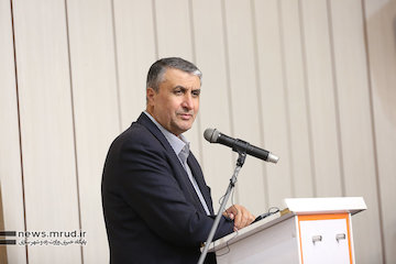 افتتاح قطار حومهای هشتگرد_تهران در روزهای آینده/ افزایش سه برابری سرمایه گذاری در زیرساختهای ریلی نسبت به گذشته/ مطالعه و احداث ۱۰ هزار کیلومتر خط ریلی در دست اقدام محمد اسلامی