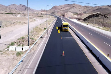 اجرای ۲۵ کیلومتر روکش حفاظتی میکروسرفیسینگ در راههای خراسان جنوبی آسفالت