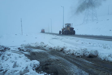 محورهای مواصلاتی استان اردبیل با بارش برف سفیدپوش شد برفروبي