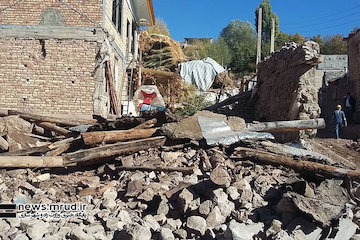 بازدید مدیرکل راه و شهرسازی استان و معاونان آذربایجان شرقی از روستاهای زلزله زده
