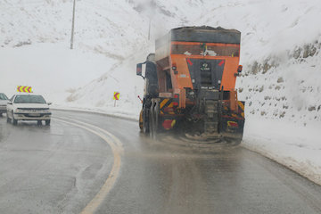 راهداران در محورهای برفگير مازندران مستقر شدند برف