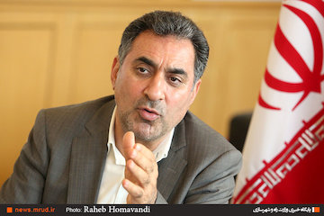 مسیر ریلی غرب کشور توسعه مییابد/  تحویل ۱۸۶۰ کیلومتر بزرگراه در ۲ سال آتی/ ۶۰۰ کیلومتر آزادراه تا پایان ۱۴۰۰ تکمیل میشود خیرالله خادمی