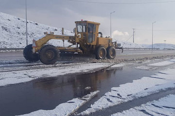 فعالیت ۸ تیم برفروبی در محورهای خرسان جنوبی برفروبي