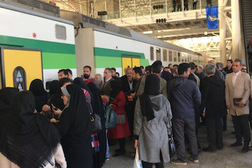 آغاز به کار رسمی مترو هشتگرد/ قطار برقی مسافرگیری کرد مسافرگیری مترو هشتگرد