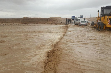اعزام ۱۶ دستگاه ماشین آلات راهسازی به شهرستانهای سیلزده در جنوب کرمان عکس 1