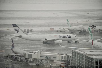 مسافران ٣ ساعت قبل از زمان پرواز در فرودگاه حضور یابند / اطلاع از آخرین وضعیت پروازهای فرودگاه امام (ره) از طریق تماس با تلفن ٠٩٦٣٣٠ یک روز برفی در فرودگاه امام خمینی (ره)
