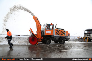 استقرار زودهنگام راهداران استان البرز در پایگاهها بهدنبال بارش برف پاییزی/نوسازی ناوگان راهداری از مهمترین دغدغههای اداره کل استان/ تامین ۲۰ هزار تن نمک، شن و ماسه تا نیمه آذرماه عملیات راهداری زمستانی در جاده هراز