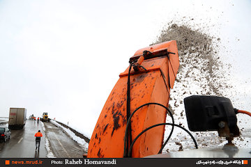خروج گیلان از بحران/ بازگشایی ۱۱ راه روستایی باقیمانده در گیلان تا ۲ ساعت دیگر/۵۴۷ راه روستايی باز شد عملیات راهداری زمستانی در جاده هراز