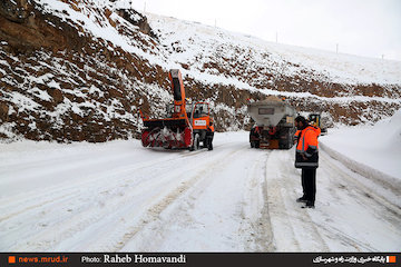 بهکارگیری ۴۲۰ دستگاه ماشینآلات راهداری در ۶۸ پایگاه زمستانی آذربایجان غربی/ بهروزرسانی خطکشی و روشنایی محورها و گردنههای استان عملیات راهداری زمستانی در جاده هراز